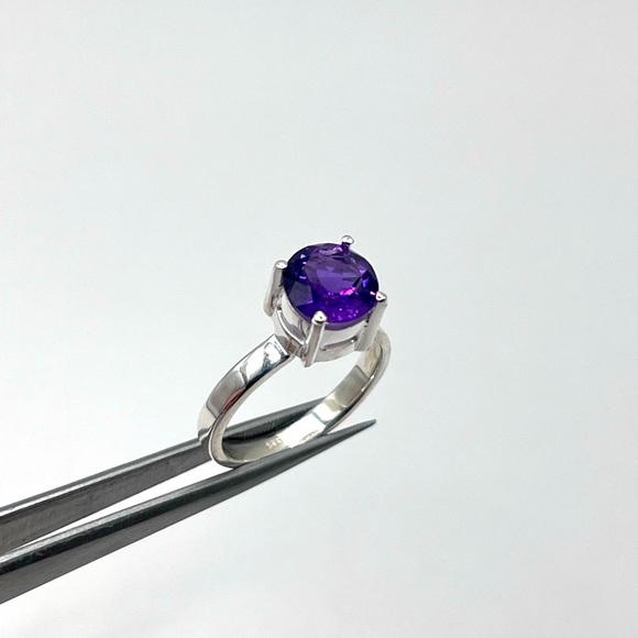 1.25 CT Natural Amethyst Round Brilliant Solitaire Sterling Silver Ring - Picture 3 of 3